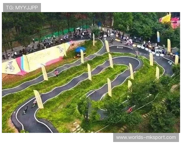 广德泵道赛颁奖仪式：小骑士奖牌映照自豪笑容